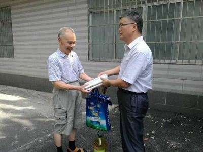 市四院“八一”节前慰问院退伍军人